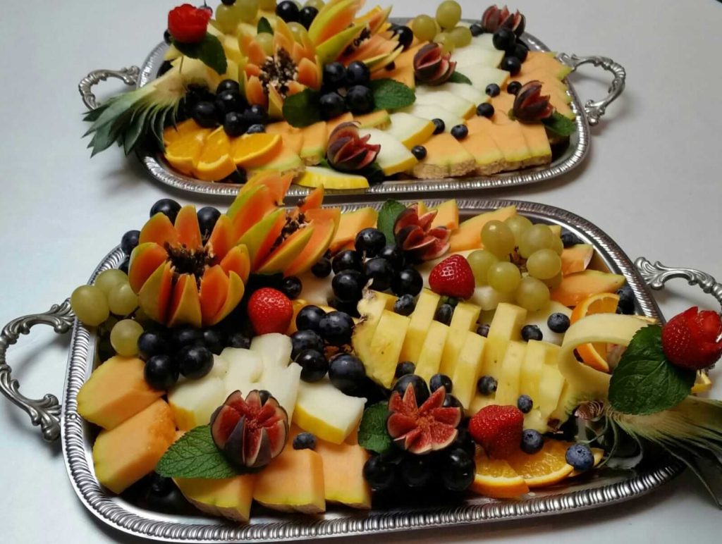 Das Auge isst mit Dekorative Obstplatte