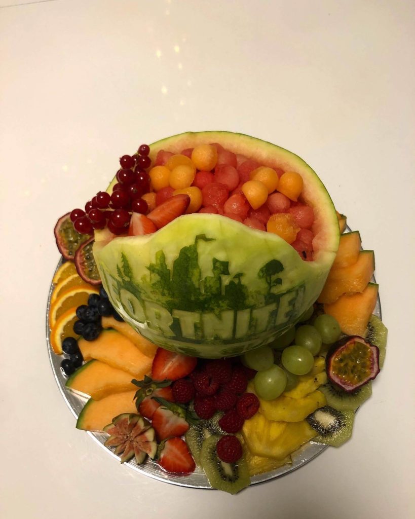 Feine Obstauswahl mit Handgeschnitzten Elementen