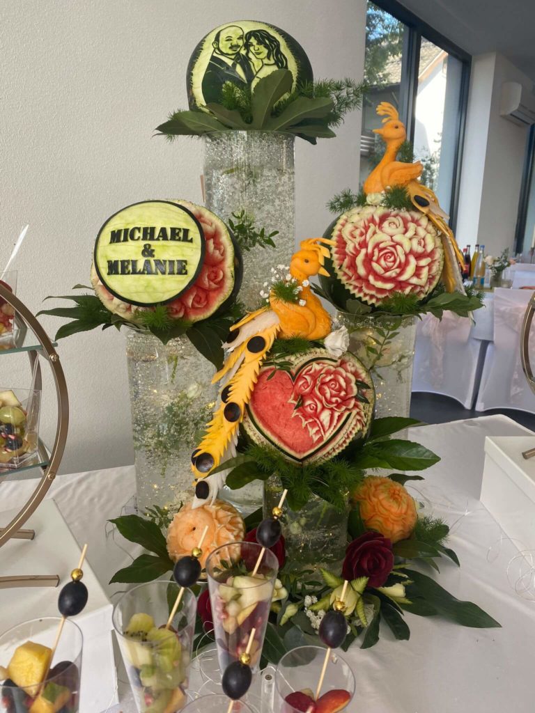 Obst als Kunst Handgeschnitzte Dekorationen