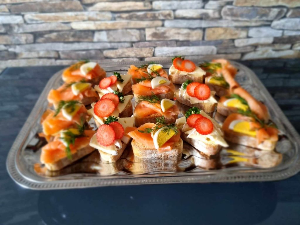 Trendige Grazing Table Wurst- und Käsekompositionen