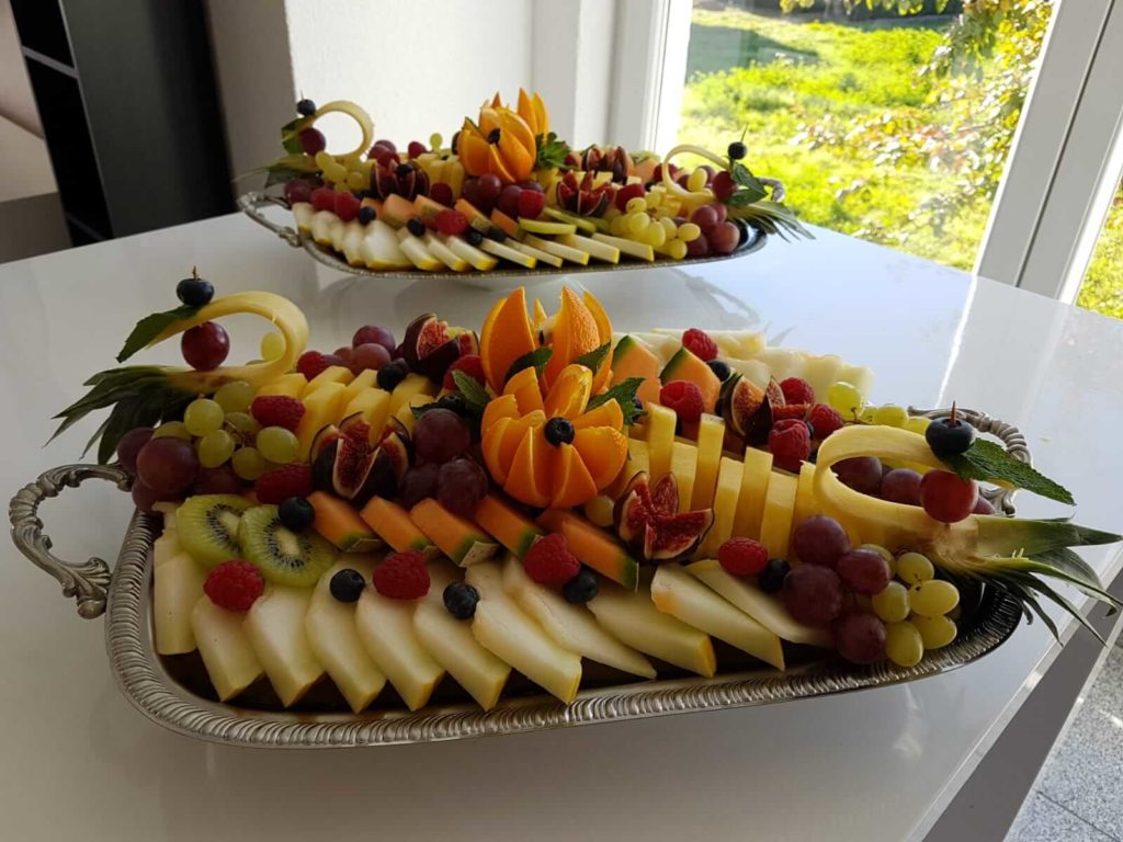 Tropische Obstplatte mit Handgeschnitzter Ananas
